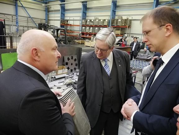 Das Unternehmen Havel metal foam GmbH zeigt Wirtschaftsminister Steinbach seine Produkte.