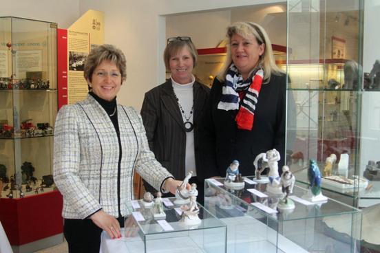 Fielmann AG schenkt der Stadt Porzellanfiguren