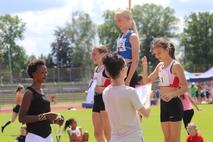 Die Sportbeigeordnete Alexandra Adel zeichnete Medaillengewinner aus.