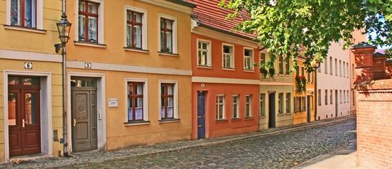 Kleine Gasse mit Kopfsteinpflaster und historischen Häusern direkt aneinander gebaut