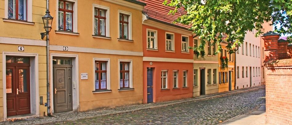 Kleine Gasse mit Kopfsteinpflaster und historischen Häusern direkt aneinander gebaut