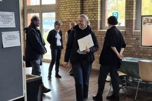 Besucherin informiert sich im Aktionsbereich