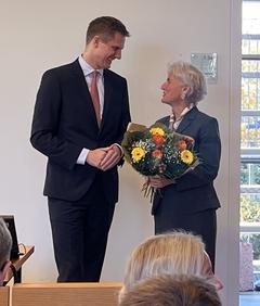 Ein Mann übergibt einer Frau einen Blumenstrauß