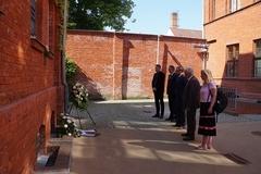 VertreterInnen vor dem Gedenkranz