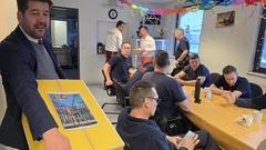 Oberbürgermeister Steffen Scheller brachte die Bäckerei-Gabe aus Klein Kreutz zu den Silvester-Einsatzkräften.