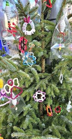 Mit Engeln und anderem dekorierter Weihnachtsbaum.