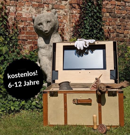 Der Museumskoffer und der kleine Bär warten auf junge Entdeckerinnen und Forscher für das Ferienprogramm 2021! (Foto: Stadtmuseum Brandenburg an der Havel)