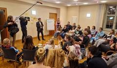 Eine große Gesprächsrunde im Rolandzimmer des Rathauses.