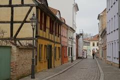 Wollenweberstraße in der Brandenburger Neustadt. Hier wohnten und arbeiteten seit dem Mittelalter zahlreiche Weber und Textilhandwerker mit ihren Familien (Foto: J. Müller, Stadt Brandenburg an der Havel)