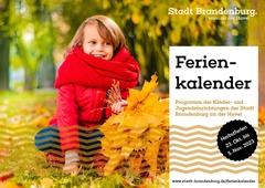 Kind mit bunten Herbstblättern