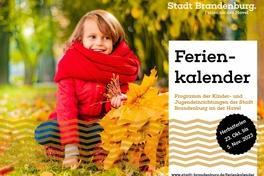 Kind mit bunten Herbstblättern