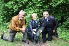 Oberbürgermeisterin Dr. Dietlind Tiemann, OLG Präsident Wolf Kahl und der Präsident des Appellationsgerichts Poznan, Krzysztof Jozefowicz (rechts) streicheln den "Waldmops"