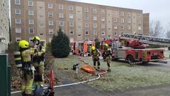 Einsatzgeschehen der Feuerwehr vor dem Wohnblock
