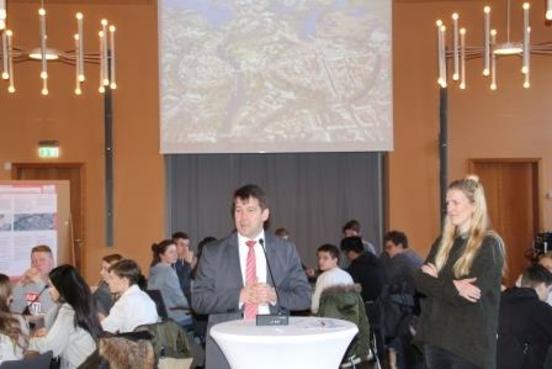 Begrüßung zum Jugendforum durch Bürgermeister Steffen Scheller und Brandenburgs Kinder- und Jugendbeauftragter Annemarie Beier