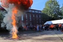 Vorführung einer Fettexplosion durch die Freiwillige Feuerwehr Kirchmöser.