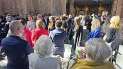 Es folgt der feierliche Einzug der Studentinnen und Studenten ins Paulikloster.