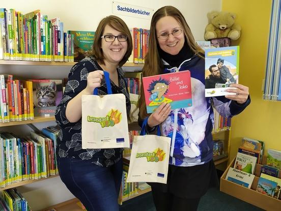 Heidi Mendel (l.) und Jane Fanselow aus der Kinderbibliothek freuen sich darauf, Lesestart-Sets zu verteilen.