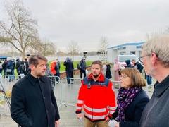 Zum Start der Impfstelle an der Regattastrecke begrüßt Oberbürgermeister Steffen Scheller (links) Brandenburgs Gesundheitsministerin Ursula Nonnemacher (2.v.r).