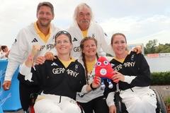 Die drei Paralypics-Starterinnen mit ihren Trainern