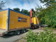 Erste Elemente der Baustelleneinrichtung – der Material- und Personalcontainer – sind bereits angeliefert.