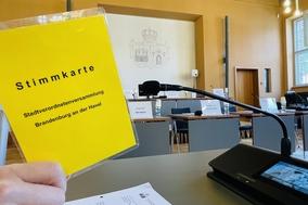 eine gelbe Stimmkarte wird hochgehalten