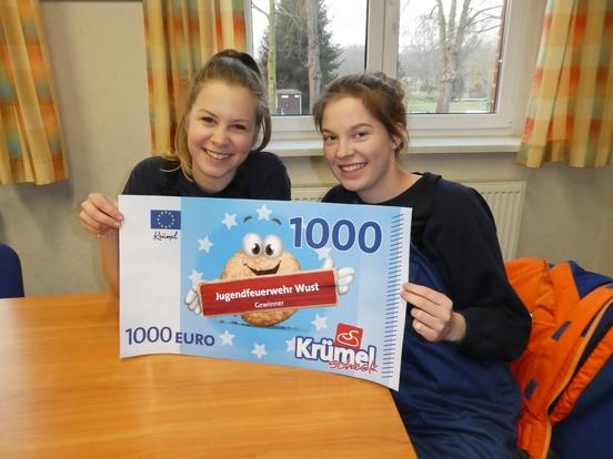 Melina und Denise freuen sich über die 1.000 Euro für ihre Jugendfeuerwehr.