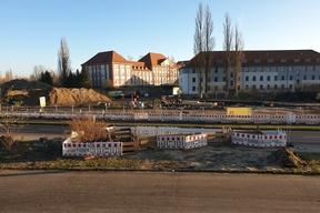 die Schalung fürs Fundament wird angeliefert und zurechtgeschnitten