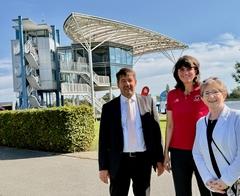 Steffen Scheller mit Ulrike Hartmann und Dr. Dietlind Tiemann vor dem Kampfrichterturm.