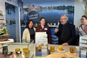 Der Minister für Landwirtschaft, Umwelt und Klimaschutz, Axel Vogel, im Gespräch mit Gabriela Philipp-Plagemann (Stadtverwaltung) sowie Alina Klose (L