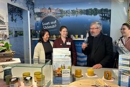 Der Minister für Landwirtschaft, Umwelt und Klimaschutz, Axel Vogel, im Gespräch mit Gabriela Philipp-Plagemann (Stadtverwaltung) sowie Alina Klose (L