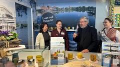 Der Minister für Landwirtschaft, Umwelt und Klimaschutz, Axel Vogel, im Gespräch mit Gabriela Philipp-Plagemann (Stadtverwaltung) sowie Alina Klose (L