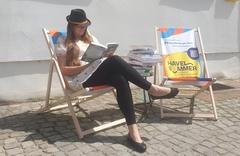 Liegestuhl mit Kollegin Fouqué-Bibliothek und Büchertisch
