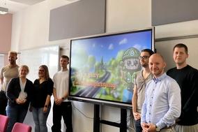 Die Studierenden des Master-Studiengangs Medieninformatik mit Jeannine Albrecht (2. von links) und Prof. André Nitze.