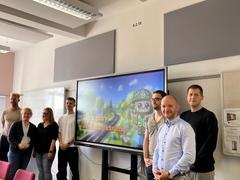 Die Studierenden des Master-Studiengangs Medieninformatik mit Jeannine Albrecht (2. von links) und Prof. André Nitze.