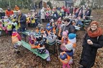 Rund 60 Kinder kamen mit ihren Erzieherinnen, um im Bürgerwald Bäume für Ihre Kitas zu pflanzen.