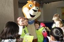 Blicki beim Fotoshooting mit den Kindern.