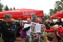 Carsten Eichmüller überreichte der Feuerwehr eine Fotocollage.