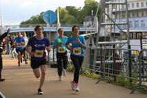 Läufer, im Hintergrund die Jahrtausendbrücke