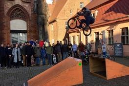 Skateboarder und BMX-Fahrer vor dem Rathaus