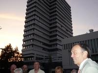 Reisende vor einem großen Gebäude