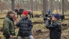 rbb-Wetterfee Ulrike Finck beim Dreh mit Stadtförster Thomas Meier und den Rückepferden.