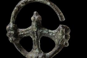 Das Radkreuz (samt Gussform) ist bis zum 11. März 2026 im Archäologischen Landesmuseum Brandenburg, Neustädtische Heidestraße 28, ausgestellt.