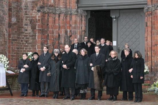Familienangehörige und Trauergäste nach dem Gottesdienst vor dem Brandenburger Dom.