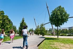 Parc des Cormailles bei Sonnenschein mit Menschen, die spazieren gehen.