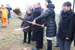 Bürgermeister begrüßt Spatenstich zum Ausbaus der B102 im Bereich Rotscherlinde bis zum Gewerbegebiet Schmerzke