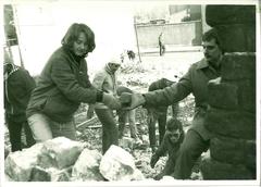 Historische Baustoffe werden 1988 aus einem Abrisshaus geborgen (Foto: Stadtmuseum Brandenburg an der Havel)