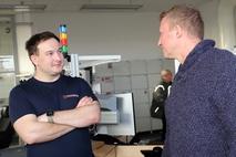 Thomas Barz im Gespräch mit einem Leitstellen-Mitarbeiter.