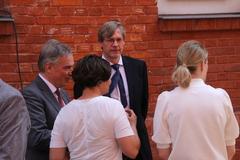 Generalstaatsanwalt Roland Wilkening im Gespräch mit Gästen.