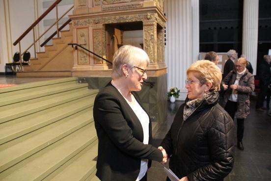Oberbürgermeisterin Dr. Dietlind Tiemann gratuliert Pfarrerin Friederike Pfaff-Gronau zu ihrem neuen Amt.