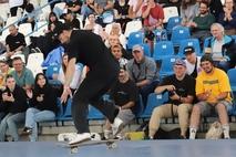 Sprung mit Skateboard